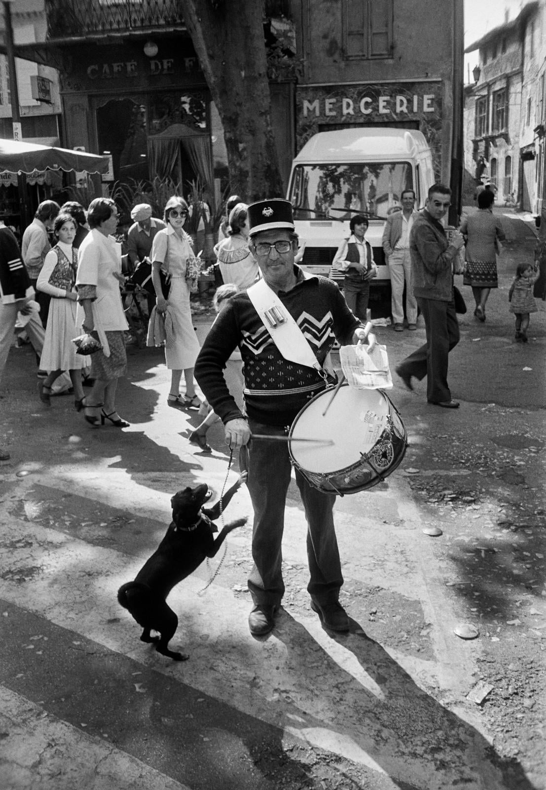 Le tambour de ville un jour de marché, L'Isle-sur-la-Sorgue - 1979 Le tambour de ville un jour de marché, L'Isle-sur-la-Sorgue - 1979